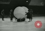 Standbild Eiskunstlauf Berlin Deutschland, 1942, aus Sekunde 42 historischem Filmmaterial Videoclip 65675020626