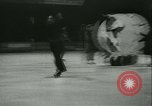 Standbild Eiskunstlauf Berlin Deutschland, 1942, aus Sekunde 43 historischem Filmmaterial Videoclip 65675020626