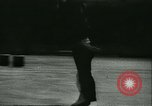Standbild Eiskunstlauf Berlin Deutschland, 1942, aus Sekunde 44 historischem Filmmaterial Videoclip 65675020626