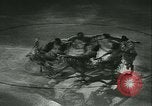 Standbild Eiskunstlauf Berlin Deutschland, 1942, aus Sekunde 47 historischem Filmmaterial Videoclip 65675020626