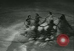 Standbild Eiskunstlauf Berlin Deutschland, 1942, aus Sekunde 48 historischem Filmmaterial Videoclip 65675020626