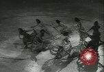 Standbild Eiskunstlauf Berlin Deutschland, 1942, aus Sekunde 49 historischem Filmmaterial Videoclip 65675020626