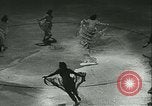 Standbild Eiskunstlauf Berlin Deutschland, 1942, aus Sekunde 50 historischem Filmmaterial Videoclip 65675020626