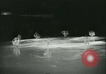 Standbild Eiskunstlauf Berlin Deutschland, 1942, aus Sekunde 53 historischem Filmmaterial Videoclip 65675020626