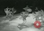 Standbild Eiskunstlauf Berlin Deutschland, 1942, aus Sekunde 59 historischem Filmmaterial Videoclip 65675020626