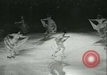 Standbild Eiskunstlauf Berlin Deutschland, 1942, aus Sekunde 61 historischem Filmmaterial Videoclip 65675020626