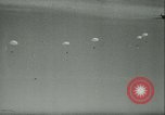 Standbild Deutsche Truppen marschieren in Norwegen Narvik Norwegen, 1940, aus Sekunde 9 historischem Filmmaterial Videoclip 65675020643