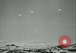 Standbild Deutsche Truppen marschieren in Norwegen Narvik Norwegen, 1940, aus Sekunde 12 historischem Filmmaterial Videoclip 65675020643