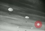 Standbild Deutsche Truppen marschieren in Norwegen Narvik Norwegen, 1940, aus Sekunde 15 historischem Filmmaterial Videoclip 65675020643
