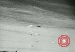 Standbild Deutsche Truppen marschieren in Norwegen Narvik Norwegen, 1940, aus Sekunde 19 historischem Filmmaterial Videoclip 65675020643
