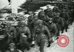 Standbild Deutsche Truppen marschieren in Norwegen Narvik Norwegen, 1940, aus Sekunde 47 historischem Filmmaterial Videoclip 65675020643