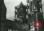 Standbild Deutsche Truppen marschieren in Merville Frankreich Merville Frankreich, 1940, aus Sekunde 4 historischem Filmmaterial Videoclip 65675020644