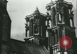Standbild Deutsche Truppen marschieren in Merville Frankreich Merville Frankreich, 1940, aus Sekunde 5 historischem Filmmaterial Videoclip 65675020644