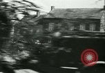 Standbild Deutsche Truppen marschieren in Merville Frankreich Merville Frankreich, 1940, aus Sekunde 9 historischem Filmmaterial Videoclip 65675020644