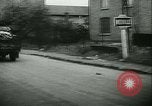 Standbild Deutsche Truppen marschieren in Merville Frankreich Merville Frankreich, 1940, aus Sekunde 11 historischem Filmmaterial Videoclip 65675020644