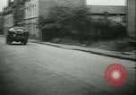 Standbild Deutsche Truppen marschieren in Merville Frankreich Merville Frankreich, 1940, aus Sekunde 12 historischem Filmmaterial Videoclip 65675020644