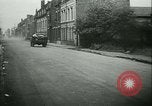 Standbild Deutsche Truppen marschieren in Merville Frankreich Merville Frankreich, 1940, aus Sekunde 13 historischem Filmmaterial Videoclip 65675020644