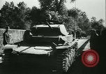 Standbild Deutsche Truppen marschieren in Merville Frankreich Merville Frankreich, 1940, aus Sekunde 26 historischem Filmmaterial Videoclip 65675020644