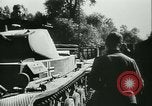Standbild Deutsche Truppen marschieren in Merville Frankreich Merville Frankreich, 1940, aus Sekunde 30 historischem Filmmaterial Videoclip 65675020644