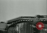 Standbild Deutsche Truppen marschieren in Merville Frankreich Merville Frankreich, 1940, aus Sekunde 37 historischem Filmmaterial Videoclip 65675020644