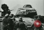 Standbild Deutsche Truppen marschieren in Merville Frankreich Merville Frankreich, 1940, aus Sekunde 56 historischem Filmmaterial Videoclip 65675020644