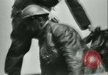 Standbild Deutsche Truppen marschieren in Merville Frankreich Merville Frankreich, 1940, aus Sekunde 58 historischem Filmmaterial Videoclip 65675020644