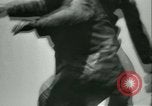 Standbild Deutsche Truppen marschieren in Merville Frankreich Merville Frankreich, 1940, aus Sekunde 59 historischem Filmmaterial Videoclip 65675020644