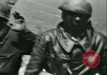 Standbild Deutsche Truppen marschieren in Merville Frankreich Merville Frankreich, 1940, aus Sekunde 62 historischem Filmmaterial Videoclip 65675020644