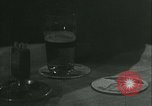 Immagine di Gli uomini in bar Germania, 1941, secondo 6 filmato di repertorio 65675020685