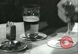 Immagine di Gli uomini in bar Germania, 1941, secondo 7 filmato di repertorio 65675020685