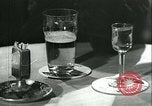 Immagine di Gli uomini in bar Germania, 1941, secondo 8 filmato di repertorio 65675020685