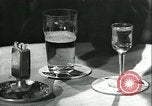 Immagine di Gli uomini in bar Germania, 1941, secondo 10 filmato di repertorio 65675020685