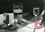 Immagine di Gli uomini in bar Germania, 1941, secondo 11 filmato di repertorio 65675020685