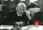 Immagine di Gli uomini in bar Germania, 1941, secondo 16 filmato di repertorio 65675020685