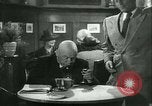 Immagine di Gli uomini in bar Germania, 1941, secondo 21 filmato di repertorio 65675020685