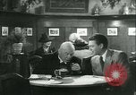 Immagine di Gli uomini in bar Germania, 1941, secondo 24 filmato di repertorio 65675020685