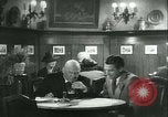 Immagine di Gli uomini in bar Germania, 1941, secondo 30 filmato di repertorio 65675020685