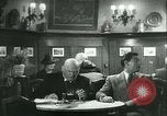 Immagine di Gli uomini in bar Germania, 1941, secondo 37 filmato di repertorio 65675020685
