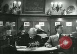Immagine di Gli uomini in bar Germania, 1941, secondo 38 filmato di repertorio 65675020685