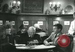 Immagine di Gli uomini in bar Germania, 1941, secondo 40 filmato di repertorio 65675020685