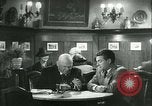 Immagine di Gli uomini in bar Germania, 1941, secondo 47 filmato di repertorio 65675020685