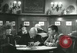 Immagine di Gli uomini in bar Germania, 1941, secondo 52 filmato di repertorio 65675020685