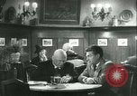 Immagine di Gli uomini in bar Germania, 1941, secondo 54 filmato di repertorio 65675020685