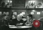 Immagine di Gli uomini in bar Germania, 1941, secondo 59 filmato di repertorio 65675020685