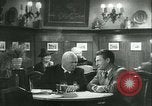 Immagine di Gli uomini in bar Germania, 1941, secondo 62 filmato di repertorio 65675020685