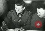 Standbild deutscher Soldat Deutschland, 1940, aus Sekunde 30 historischem Filmmaterial Videoclip 65675020689
