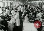 Immagine di Coiffures competere Parigi Francia, 1953, secondo 8 filmato di repertorio 65675020698