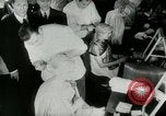 Immagine di Coiffures competere Parigi Francia, 1953, secondo 9 filmato di repertorio 65675020698