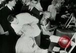 Immagine di Coiffures competere Parigi Francia, 1953, secondo 10 filmato di repertorio 65675020698