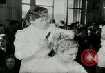 Immagine di Coiffures competere Parigi Francia, 1953, secondo 11 filmato di repertorio 65675020698